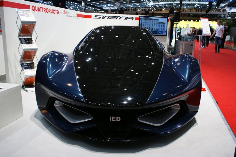Будущие автодизайнеры из Италии представили в Женеве трехместный суперкар Syrma