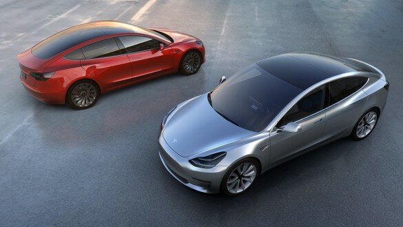 Tesla Model 3 синего и красного цвета